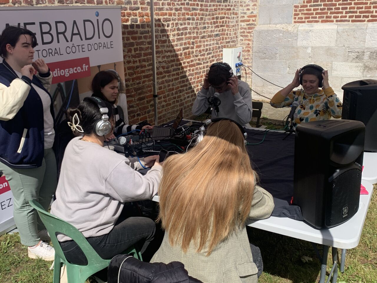 étudiant en cours d'enregistrement d'une émission radio